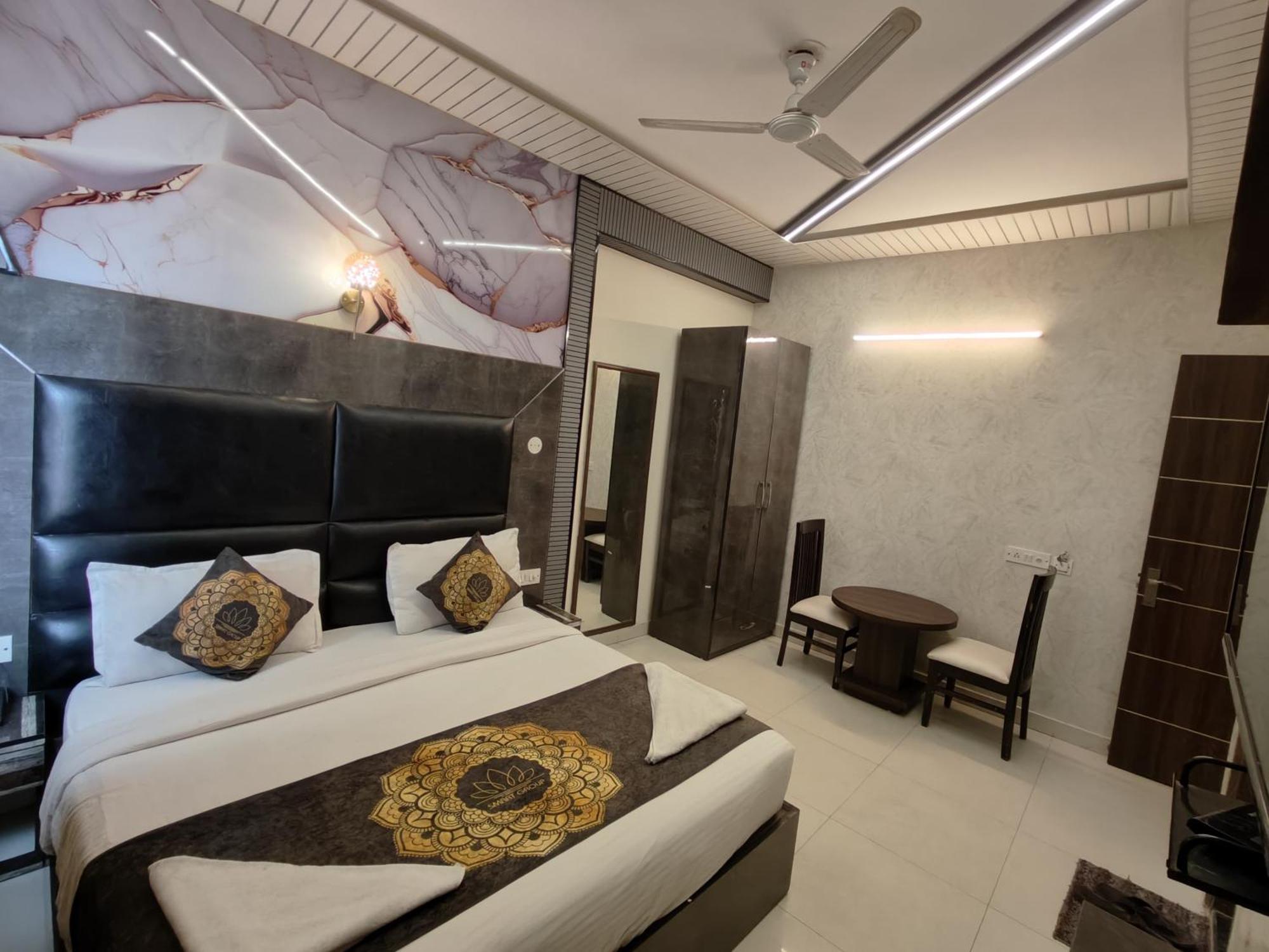 Hotel Smart Plaza Нью-Дели Экстерьер фото