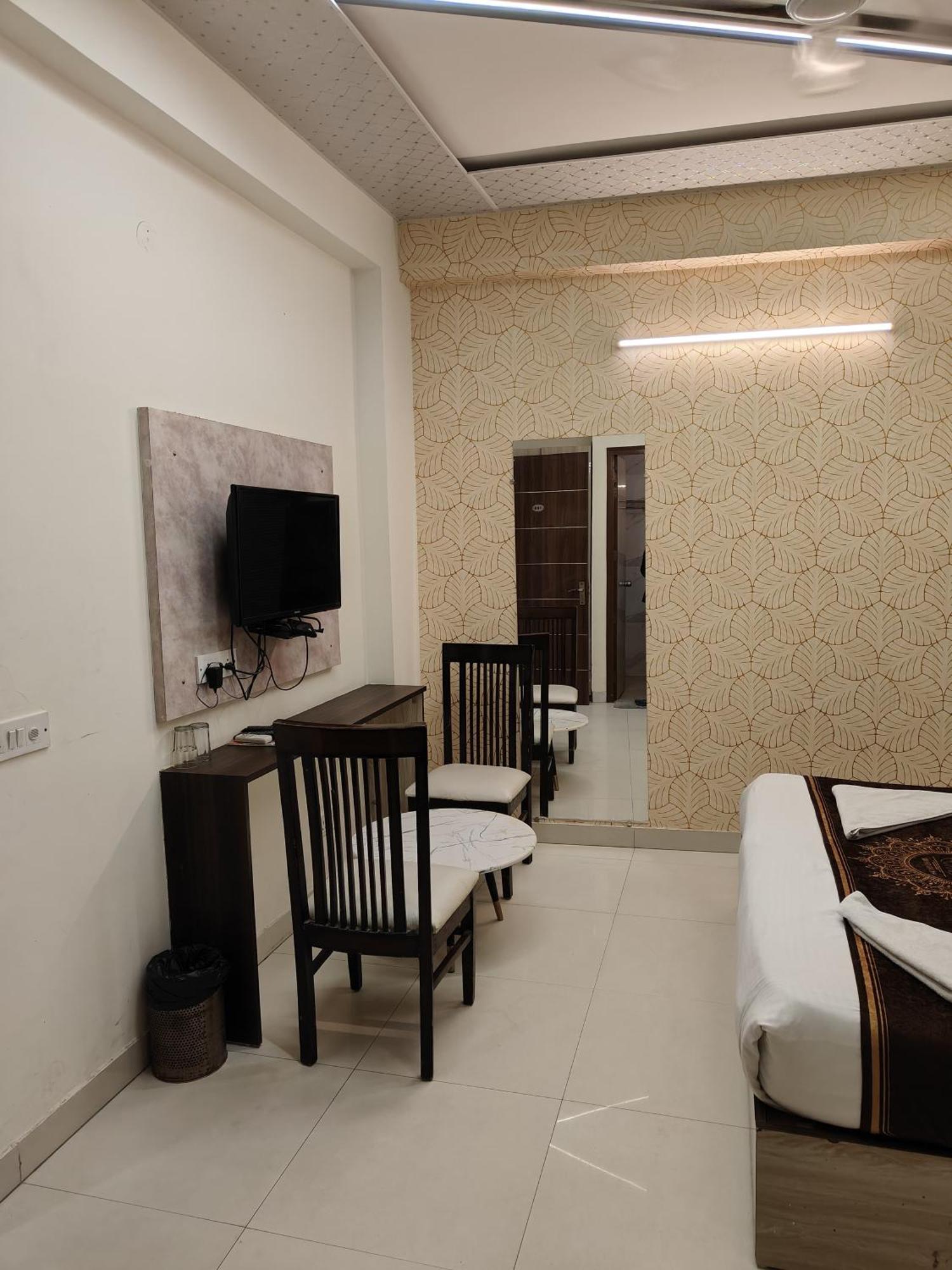 Hotel Smart Plaza Нью-Дели Экстерьер фото