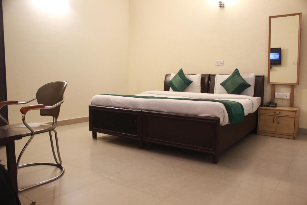 Hotel Smart Plaza Нью-Дели Экстерьер фото