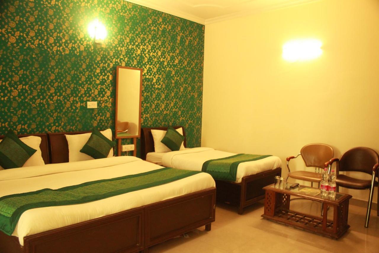 Hotel Smart Plaza Нью-Дели Экстерьер фото