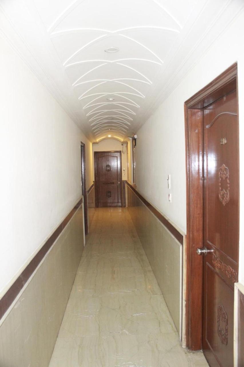 Hotel Smart Plaza Нью-Дели Экстерьер фото