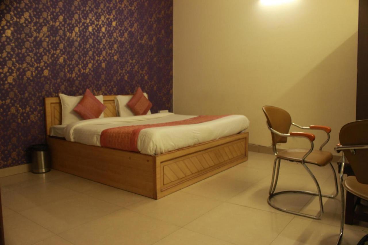 Hotel Smart Plaza Нью-Дели Экстерьер фото