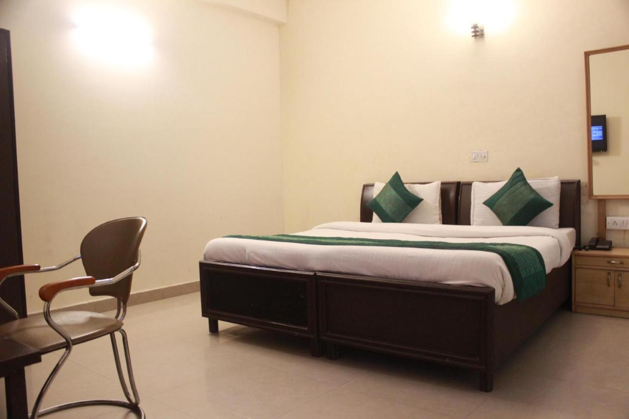 Hotel Smart Plaza Нью-Дели Экстерьер фото
