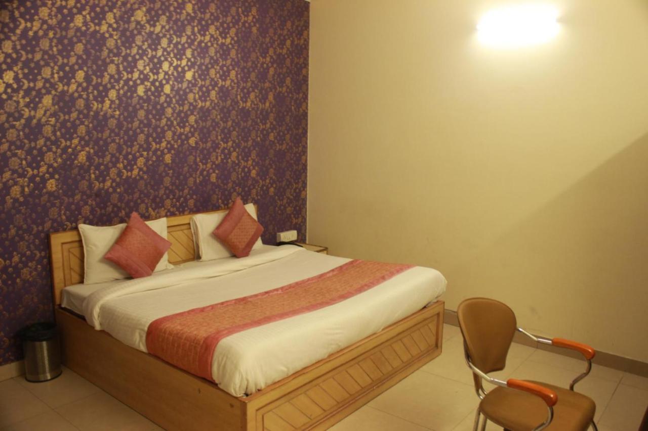 Hotel Smart Plaza Нью-Дели Экстерьер фото